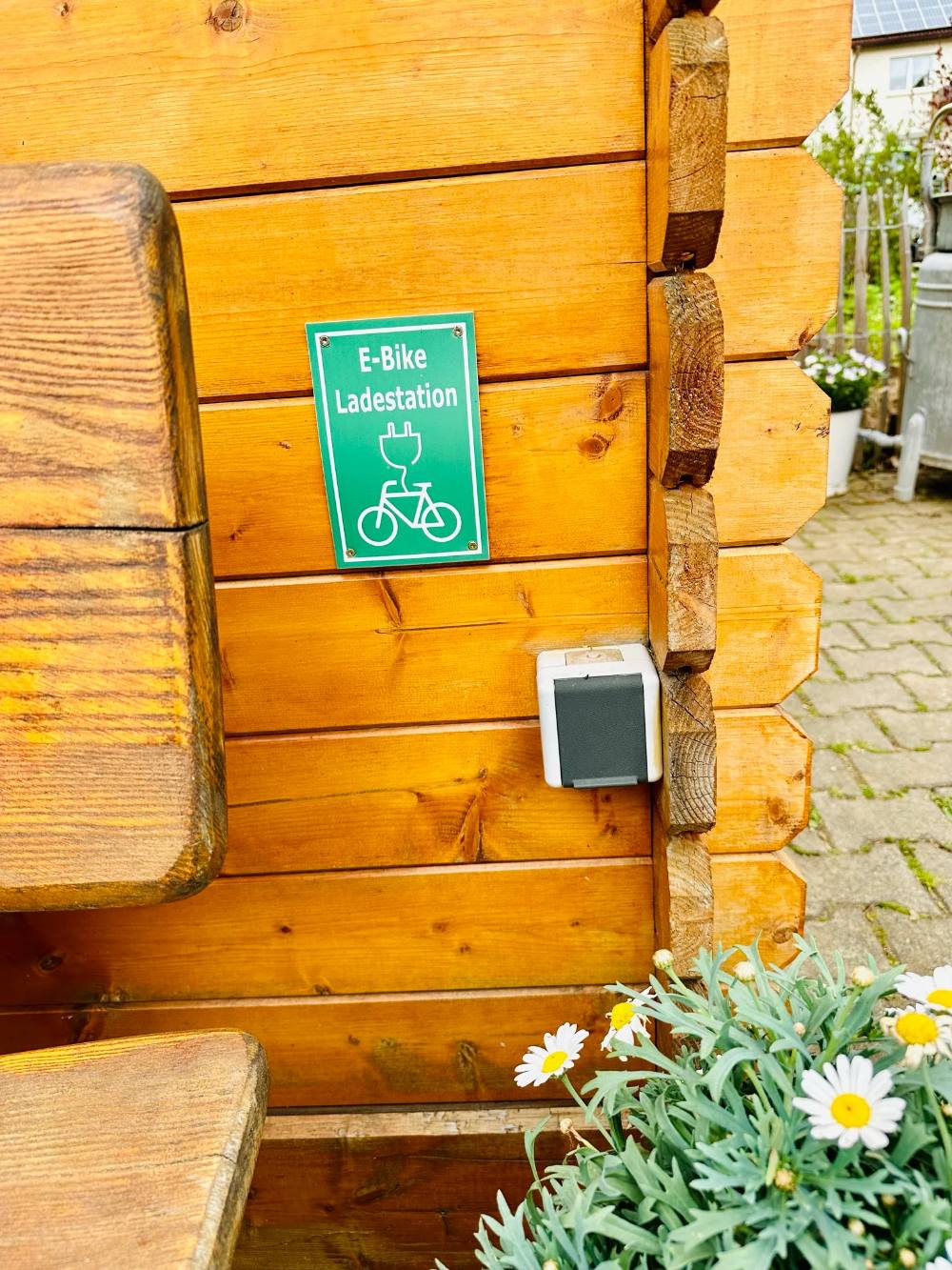 E-Bike Ladestation am Verkaufshäusle