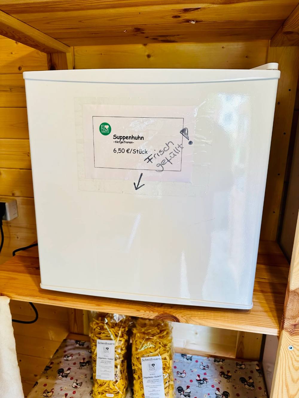 Kühlschrank mit Suppenhuhn-Angebot